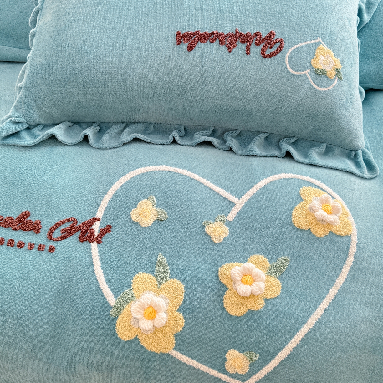 91家纺网 家纺一手货源 找家纺 金米诺 2024新款牛奶绒毛巾绣四件套 淡雅青