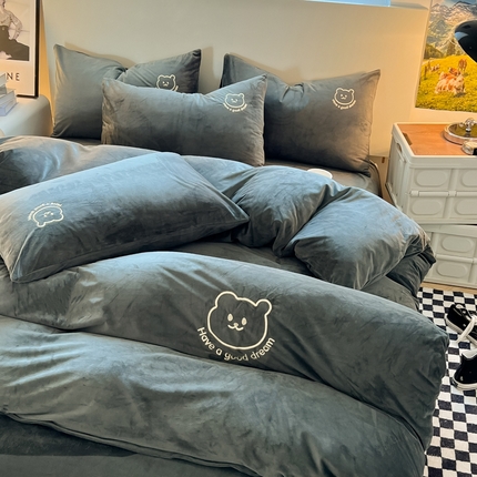 91家纺网 家纺一手货源 找家纺 （总）yyds网供 【场景一】短绒小熊刺绣水晶绒四件套轻奢秋冬牛奶绒简约-小熊系列