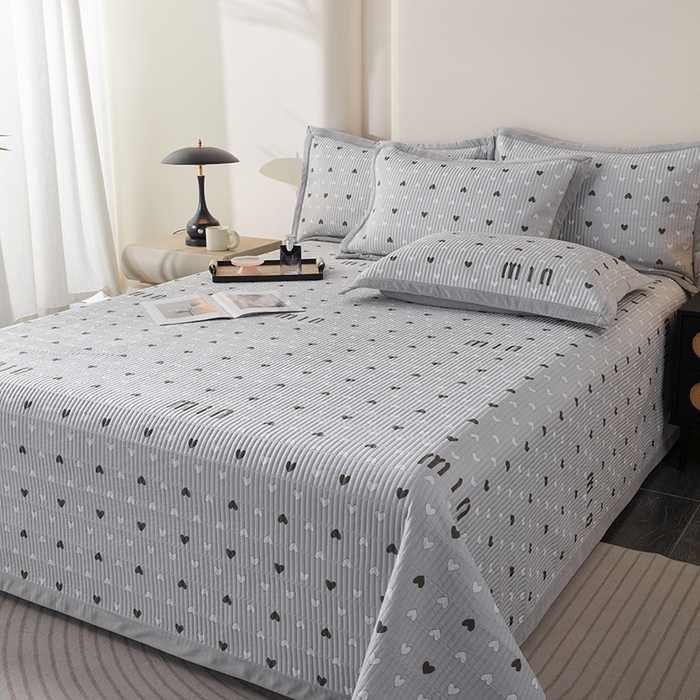 91家纺网 家纺一手货源 找家纺 莎果家纺 2025秋冬一面天丝一面绒高温砂洗床盖三件套 怦然心动-灰