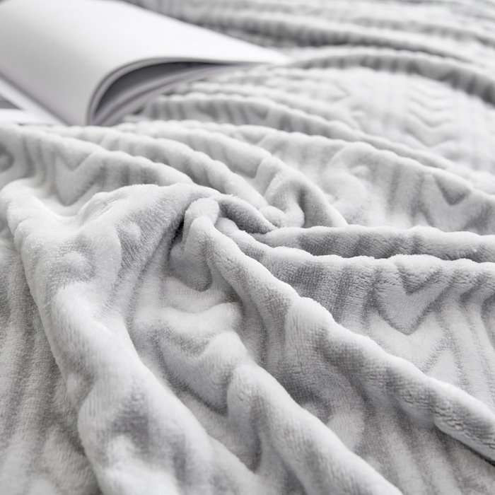 91家纺网 家纺一手货源 找家纺 鹏程 24款300克剪花绒毛毯高克重法莱绒牛奶绒贝贝绒毛毯 烟雾灰