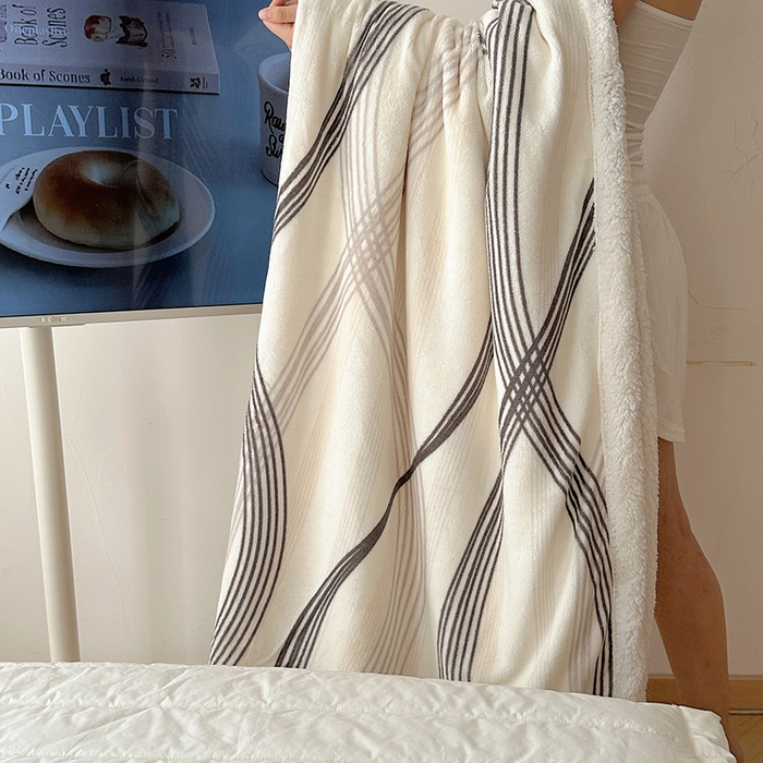 91家纺网 家纺一手货源 找家纺 繁花家居 2024新款牛奶绒洛丽塔系列毛毯 莱茵河灰