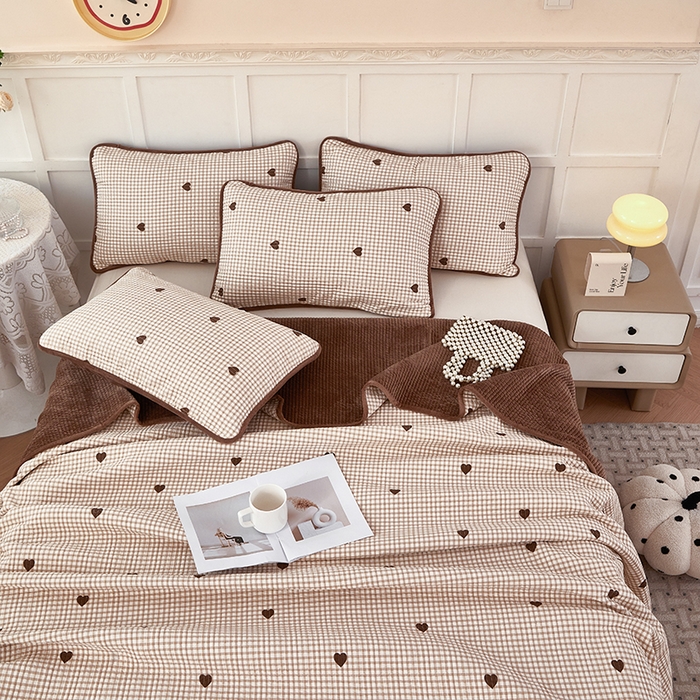 91家纺网 家纺一手货源 找家纺 莎果家纺 2025冬季新款热推冬季必备寒冷的冬季有了它便多了些温暖婴儿绒+全棉床盖三件套 小美好