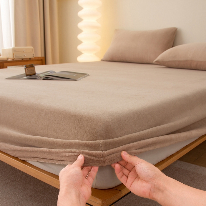 91家纺网 家纺一手货源 找家纺 首爱家纺 2025新款舒适纯色牛奶绒床笠 茶咖色