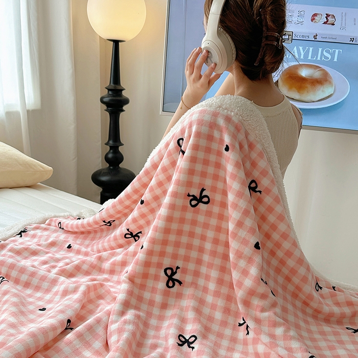 91家纺网 家纺一手货源 找家纺 繁花家居 2024新款牛奶绒洛丽塔系列毛毯 粉格少女心