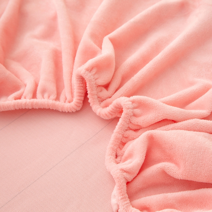 91家纺网 家纺一手货源 找家纺 棉乐町家居 2025新款舒适纯色牛奶绒床笠 婴儿粉