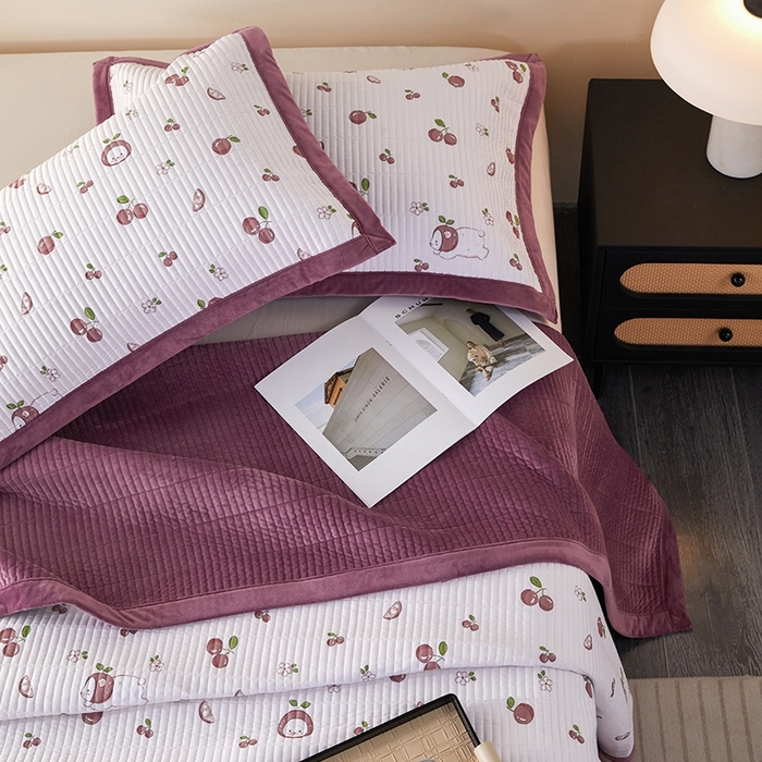 91家纺网 家纺一手货源 找家纺 莎果家纺 2025秋冬一面天丝一面绒高温砂洗床盖三件套 樱桃兔