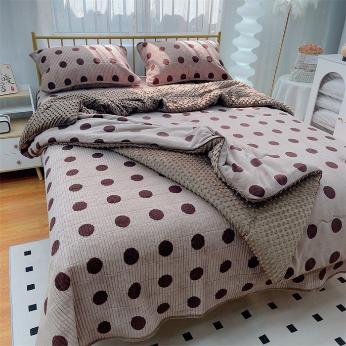 91家纺网 家纺一手货源 找家纺 暖居 2024新款牛奶绒豆豆被床盖四件套 咖色大波点