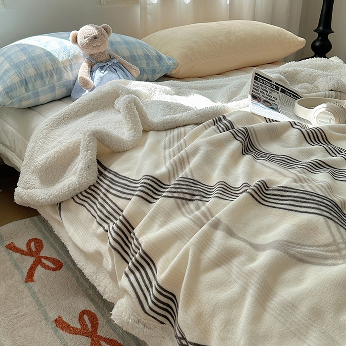 91家纺网 家纺一手货源 找家纺 繁花家居 2024新款牛奶绒洛丽塔系列毛毯 莱茵河灰