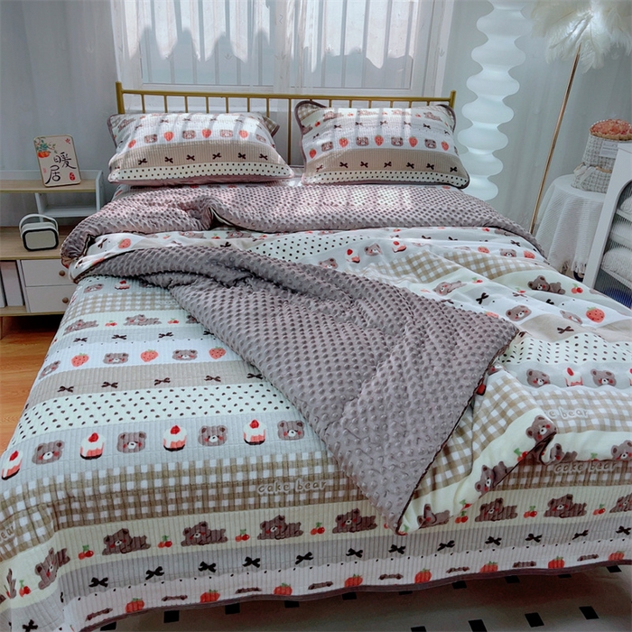 91家纺网 家纺一手货源 找家纺 暖居 2024新款牛奶绒豆豆被床盖四件套 蛋糕熊