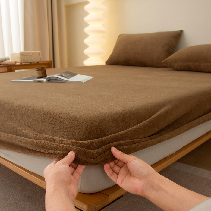 91家纺网 家纺一手货源 找家纺 首爱家纺 2025新款舒适纯色牛奶绒床笠 碳咖色