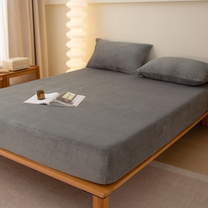 91家纺网 家纺一手货源 找家纺 棉乐町家居 2025新款舒适纯色牛奶绒床笠 雾霾灰