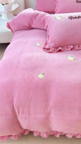 91家纺网 家纺一手货源 找家纺 金米诺 2024新款牛奶绒毛巾绣四件套 豆沙