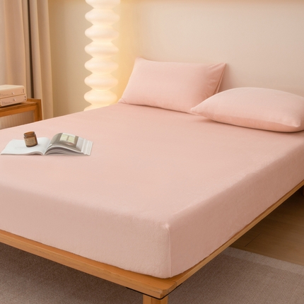 91家纺网 家纺一手货源 找家纺 棉乐町家居 2025新款舒适纯色牛奶绒床笠 绯玉色