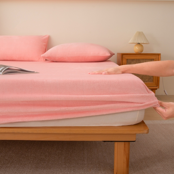 91家纺网 家纺一手货源 找家纺 棉乐町家居 2025新款舒适纯色牛奶绒床笠 婴儿粉