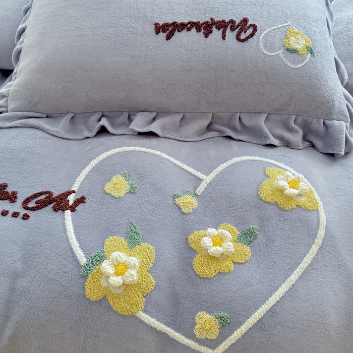 91家纺网 家纺一手货源 找家纺 金米诺 2024新款牛奶绒毛巾绣四件套 高级灰