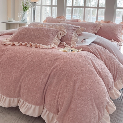 91家纺网 家纺一手货源 找家纺 （总）秋冬新款9斤重保暖雕花牛奶绒四件套加厚珊瑚绒宝宝绒拼接法式被套床单床笠床上用品