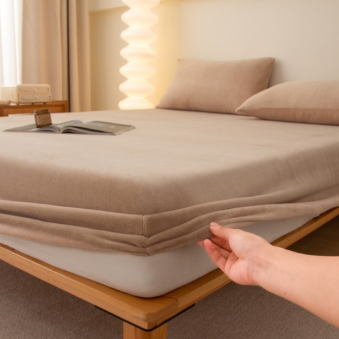 91家纺网 家纺一手货源 找家纺 首爱家纺 2025新款舒适纯色牛奶绒床笠 茶咖色