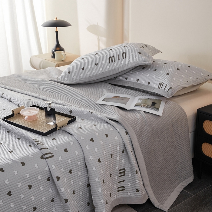 91家纺网 家纺一手货源 找家纺 莎果家纺 2025秋冬一面天丝一面绒高温砂洗床盖三件套 怦然心动-灰