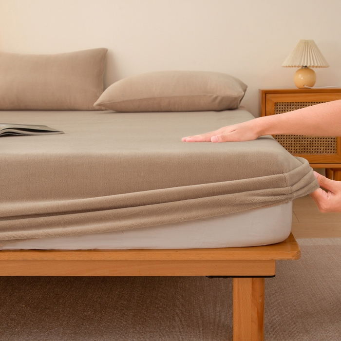 91家纺网 家纺一手货源 找家纺 首爱家纺 2025新款舒适纯色牛奶绒床笠 茶咖色