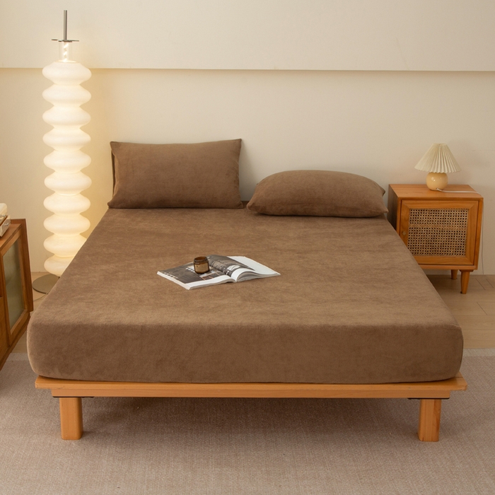 91家纺网 家纺一手货源 找家纺 首爱家纺 2025新款舒适纯色牛奶绒床笠 碳咖色