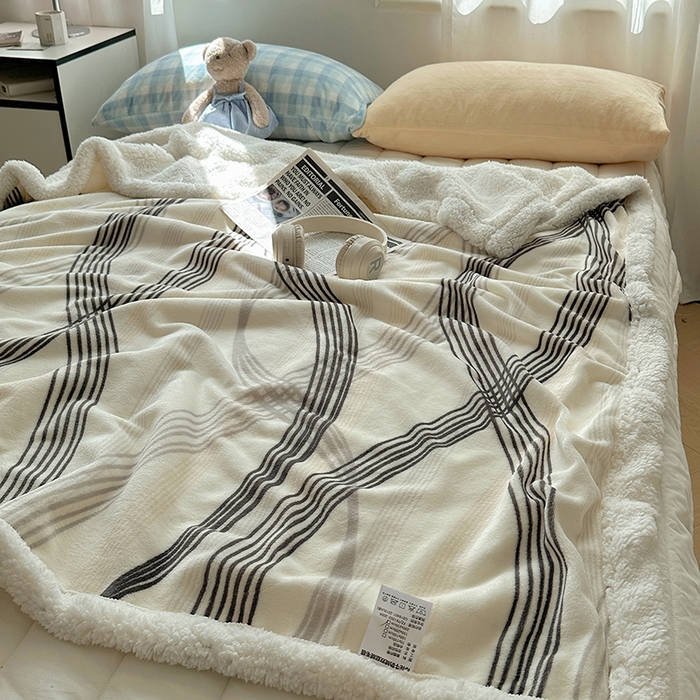 91家纺网 家纺一手货源 找家纺 繁花家居 2024新款牛奶绒洛丽塔系列毛毯 莱茵河灰