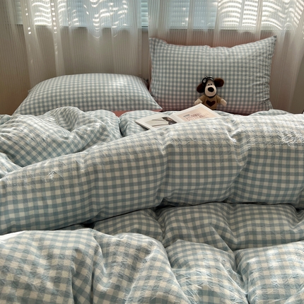 91家纺网 家纺一手货源 找家纺 繁花家居 2024新款简约格子水洗棉四件套系列 浅蓝小格+樱花粉