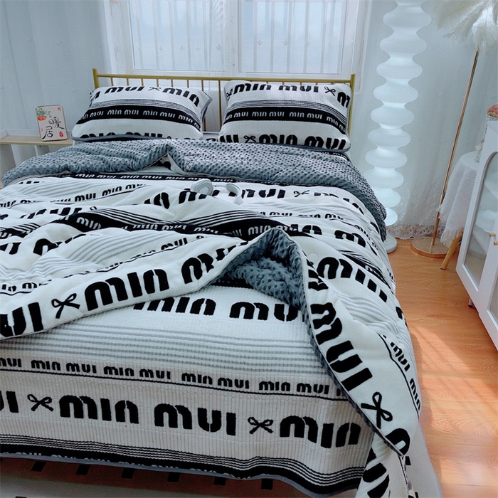 91家纺网 家纺一手货源 找家纺 暖居 2024新款牛奶绒豆豆被床盖四件套 英伦