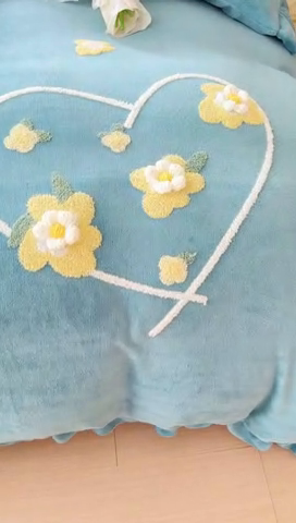 91家纺网 家纺一手货源 找家纺 金米诺 2024新款牛奶绒毛巾绣四件套 淡雅青