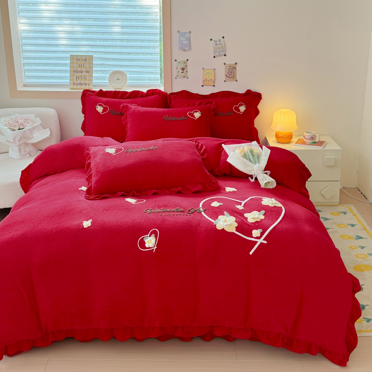 91家纺网 家纺一手货源 找家纺 金米诺 2024新款牛奶绒毛巾绣四件套 大红