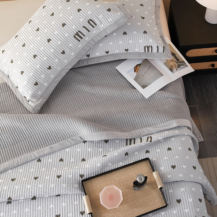 91家纺网 家纺一手货源 找家纺 莎果家纺 2025秋冬一面天丝一面绒高温砂洗床盖三件套 怦然心动-灰