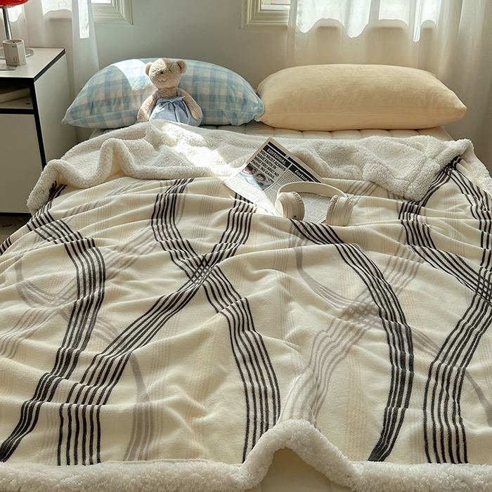 91家纺网 家纺一手货源 找家纺 繁花家居 2024新款牛奶绒洛丽塔系列毛毯 莱茵河灰