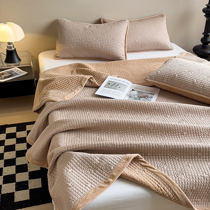 91家纺网 家纺一手货源 找家纺 羽爱家纺 2024新款A类莫代尔宝宝绒床盖三件套 卡其色