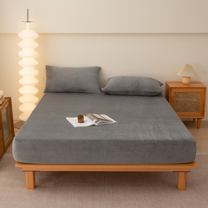 91家纺网 家纺一手货源 找家纺 金泰莱 2025新款舒适牛奶绒纯色床笠 雾霾灰