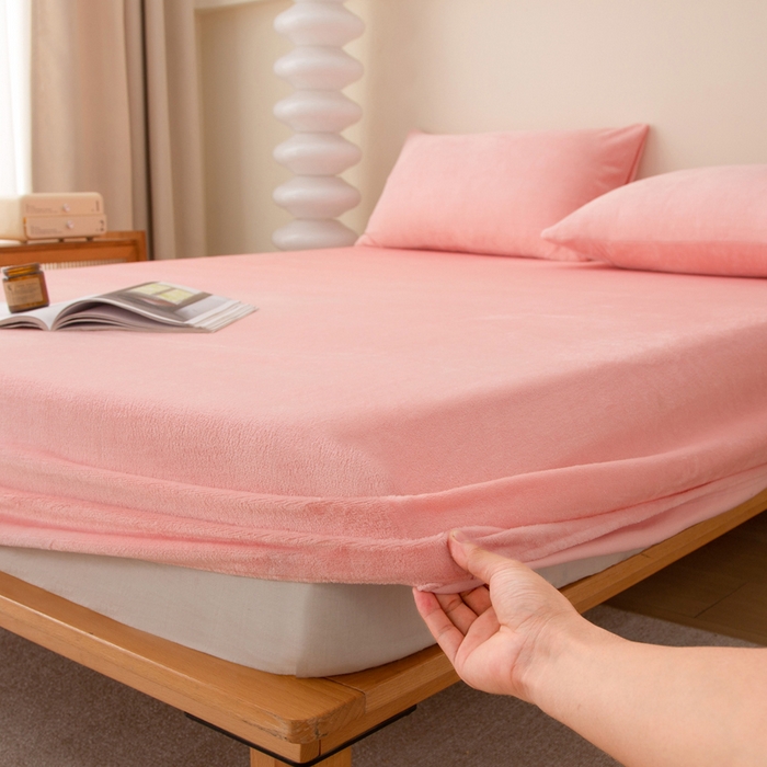 91家纺网 家纺一手货源 找家纺 棉乐町家居 2025新款舒适纯色牛奶绒床笠 婴儿粉