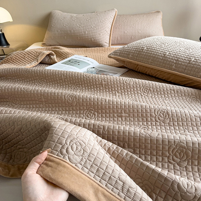 91家纺网 家纺一手货源 找家纺 羽爱家纺 2024新款A类莫代尔宝宝绒床盖三件套 卡其色