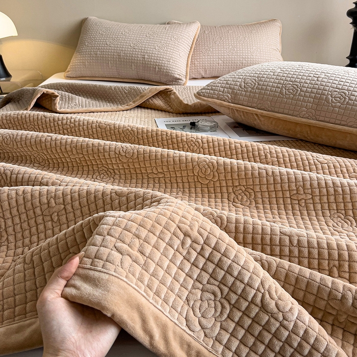 91家纺网 家纺一手货源 找家纺 羽爱家纺 2024新款A类莫代尔宝宝绒床盖三件套 卡其色