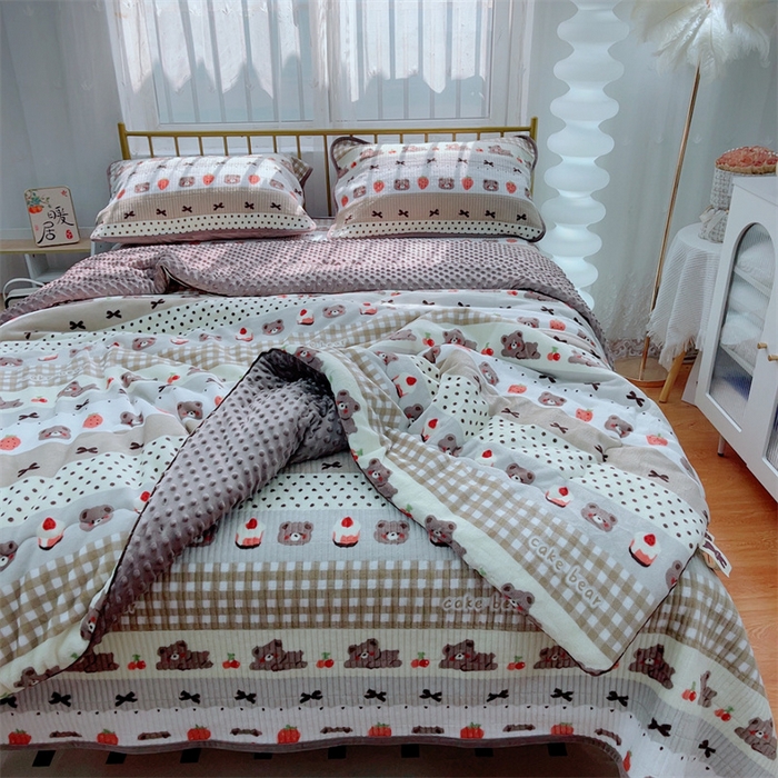 91家纺网 家纺一手货源 找家纺 暖居 2024新款牛奶绒豆豆被床盖四件套 蛋糕熊