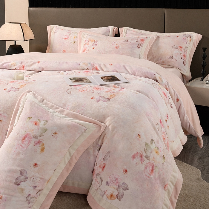 91家纺网 家纺一手货源 找家纺 时亿家居 2024新款260g牛奶棉绒数码印花四件套-花海清梦 花海清梦-粉