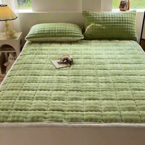 91家纺网 家纺一手货源 找家纺 卡伦家纺 2025新款兔毛绒高克重保暖床垫床褥 薄荷绿
