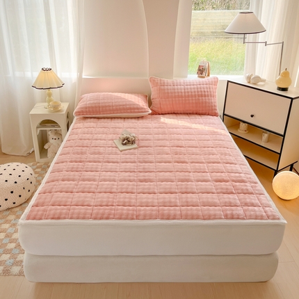 91家纺网 家纺一手货源 找家纺 卡伦家纺 2025新款兔毛绒高克重保暖床垫床褥 红豆粉