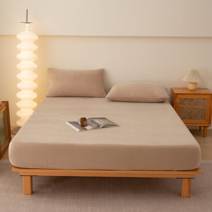 91家纺网 家纺一手货源 找家纺 首爱家纺 2025新款舒适纯色牛奶绒床笠 茶咖色