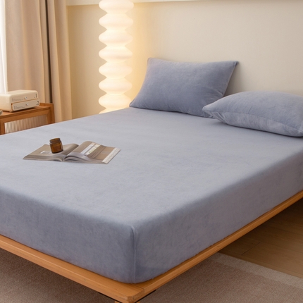 91家纺网 家纺一手货源 找家纺 棉乐町家居 2025新款舒适纯色牛奶绒床笠 银灰色