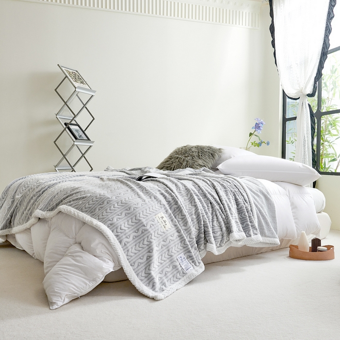 91家纺网 家纺一手货源 找家纺 鹏程 24款300克剪花绒毛毯高克重法莱绒牛奶绒贝贝绒毛毯 烟雾灰