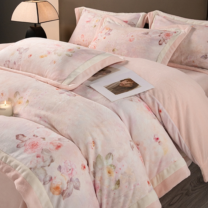 91家纺网 家纺一手货源 找家纺 时亿家居 2024新款260g牛奶棉绒数码印花四件套-花海清梦 花海清梦-粉