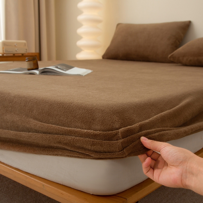 91家纺网 家纺一手货源 找家纺 首爱家纺 2025新款舒适纯色牛奶绒床笠 碳咖色