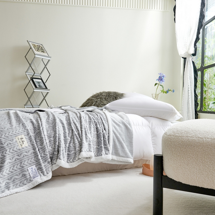 91家纺网 家纺一手货源 找家纺 鹏程 24款300克剪花绒毛毯高克重法莱绒牛奶绒贝贝绒毛毯 烟雾灰