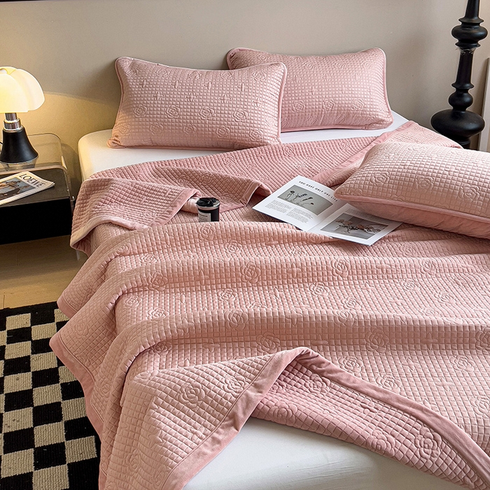 91家纺网 家纺一手货源 找家纺 羽爱家纺 2024新款A类莫代尔宝宝绒床盖三件套 粉玉