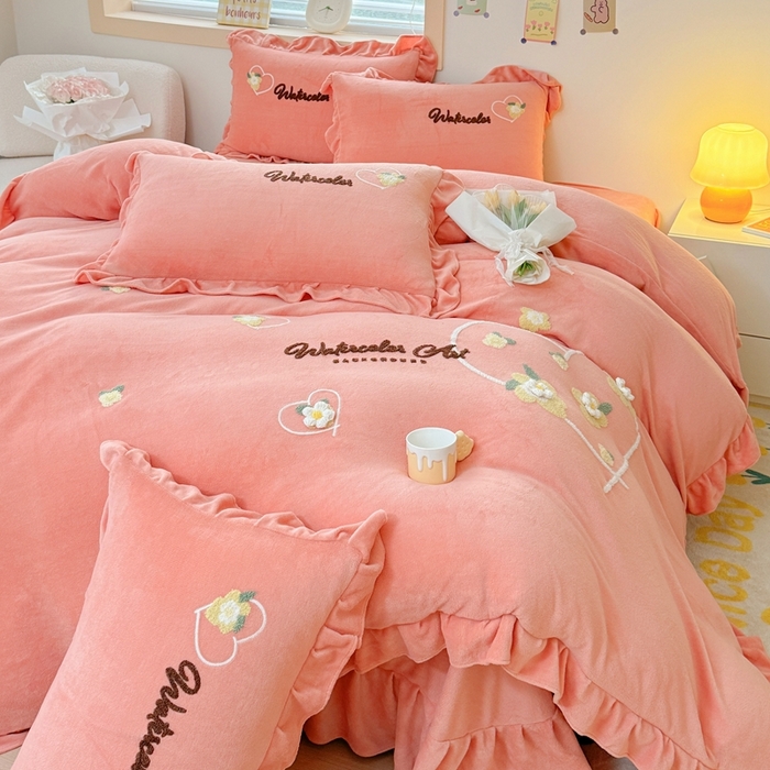 91家纺网 家纺一手货源 找家纺 金米诺 2024新款牛奶绒毛巾绣四件套 粉玉