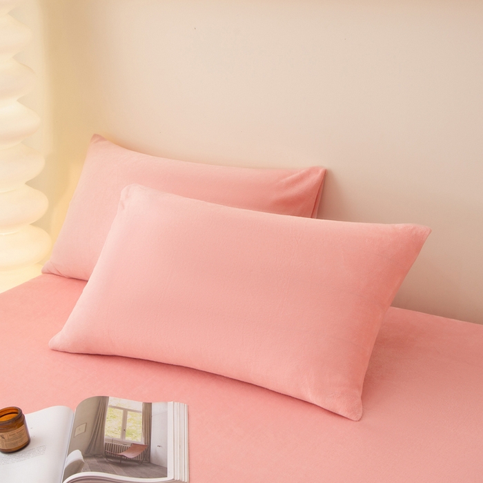 91家纺网 家纺一手货源 找家纺 棉乐町家居 2025新款舒适纯色牛奶绒床笠 婴儿粉