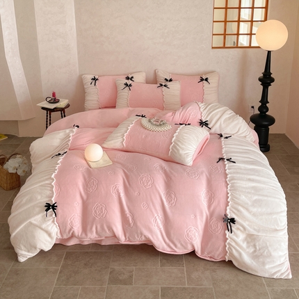 91家纺网 家纺一手货源 找家纺 逸尚阁 2024新款雕花牛奶绒蝴蝶结款四件套-花凝 花凝-暖香粉